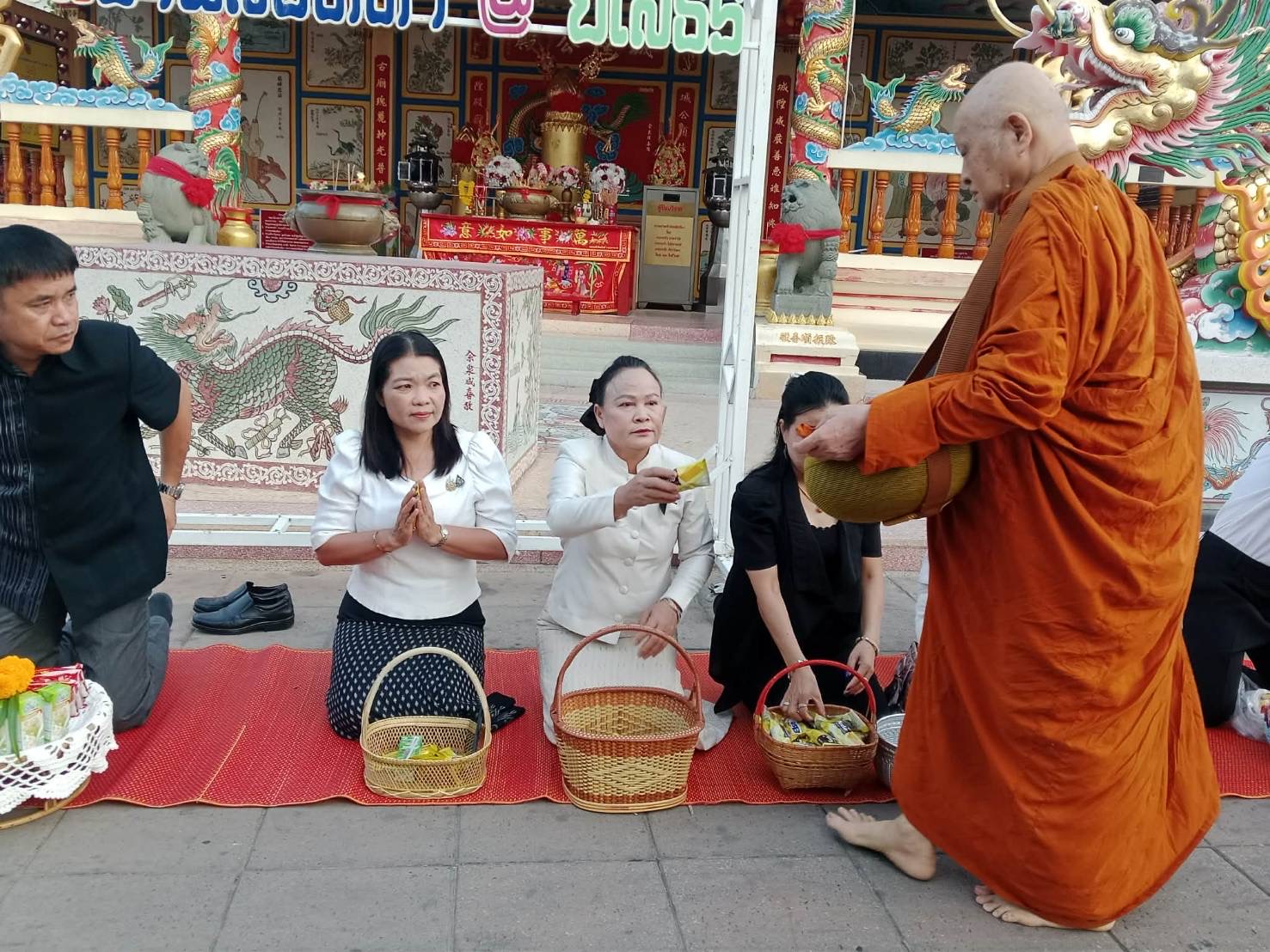 title - ส.ป.ก.ยโสธร ร่วมกิจกรรมทำบุญตักบาตรย้อนยุค วิถีถิ่น วิถีไทย ณ ถนนคนเดินยโสธร เมืองเก่าบ้านสิงห์ท่า ประจำปีงบประมาณ พ.ศ. 2569